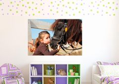 Som et sjovt alternativ særligt målrettet børneværelser kan personlige billeder trykkes som wallstickers, så du kan sætte dine personlige motiver på væggen som store klistermærker. Foto: PR
