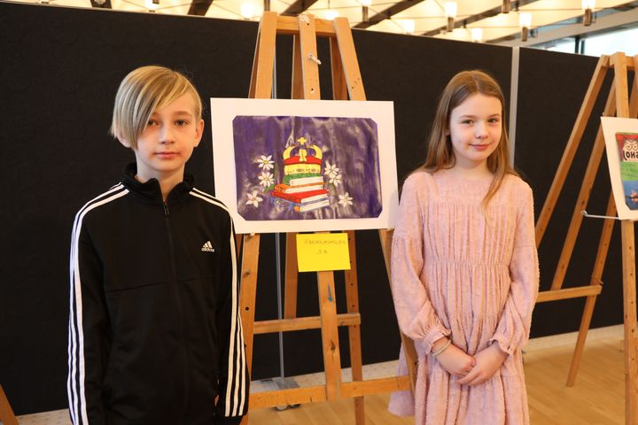 Gabriel og Noemi fra Vibeholmskolens 3.B., som har malet Ishøj Kommunes fødselsdagsgave til dronningen.