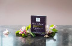 Det videnskabeligt udviklede kosttilskud Hair Volume indeholder en unik sammensætning af urter og vitaminer som giver næring til hårroden indefra. Foto: PR.