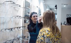 Brillekæden CrossEyes lancerer en ny abonnementsordning, der skal gøre det muligt for kunder at skifte briller lige så ofte, de vil. Foto: PR.