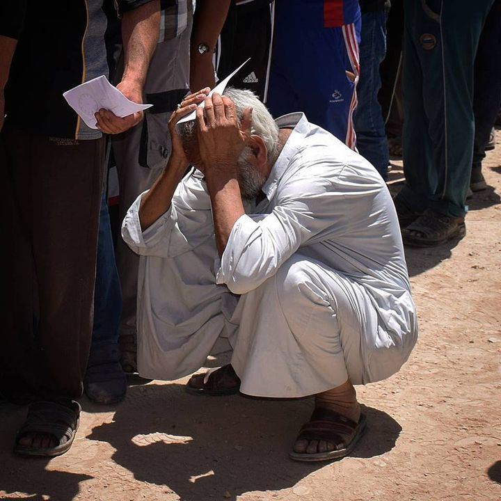 Hundredtusinder af Mosuls indbyggere er fordrevet på grund af de voldsomme kampe. Denne mand venter på at få hjælp. Foto: Knud Andersen/Mission Øst