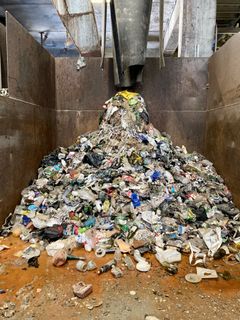 Hos Reiling Glasrecycling på Næstved Havn sorteres urenheder som poser fra, inden glasset gøres klar og fragtes ud til kunderne.