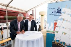 Ombord på Motorfyrskibet underskrev fondsdirektør Bo Uggerhøj og borgmester Jesper Frost Rasmussen aftalen.