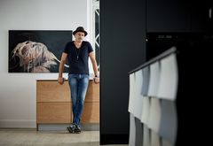 Møbeldesigner og indretningsarkitekt Søren Rose har designet det nye køkken, der reflekterer døgnets skiftende lyssætninger. Foto: PR.