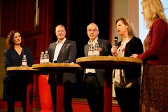 Karsten Skawbo-Jensen (tv), Jesper Christensen (S), Sophie Hæstorp Andersen (S) og Trine Torp (SF) i politisk paneldebat med salen på Psykiatritopmøde 2017