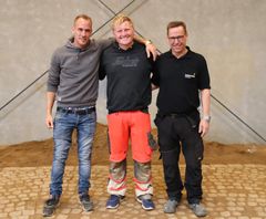 To nye brolæggersvende har modtaget svendbrev fra Learnmark Horsens (fra venstre): 
Sune Holm (Ankersø Brolægning) og Jack Schmidt (Kjelkvist) og underviser Jesper Christiansen, Learnmark Tech.