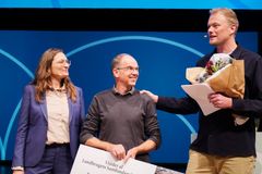 Landmand Anders Ørts modtager prisen af journalist Christian Degn og adm. direktør i Landbrug & Fødevarer, Merete Juhl.