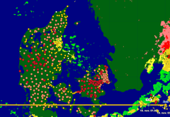 Et udsnit fra VejVejr, der viser, hvordan målestationerne bliver inddelt i forskellige alarmfarver. Grøn er regn, gul er slud/sne og rød er sne. Grafik: VejVejr