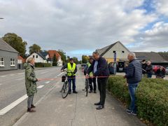 Per Nyhus, formand for Teknik- og Miljøudvalget i Billund Kommune stod for at klippe den røde snor ved indvielsen af den nye cykelsti i Filskov. Foto: Billund Kommune