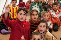 Mission Øst driver seks børnecentre i Irak. Her er et billede af spørgelystne børn i centret på Sinjar-bjerget. Foto: Mission Øst
