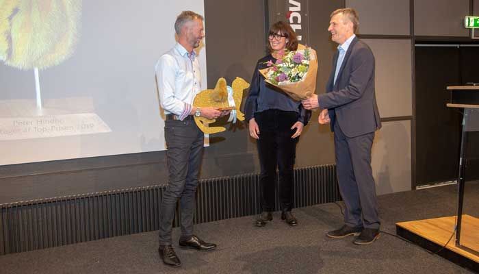 Her uddeler Hella Harboe partnerchef i Topdanmark en årlig pris i samarbejde med Dansk Pelsdyravlerforening ved Kopenhagen Furs skindudstilling 2019. Foto: Topdanmark