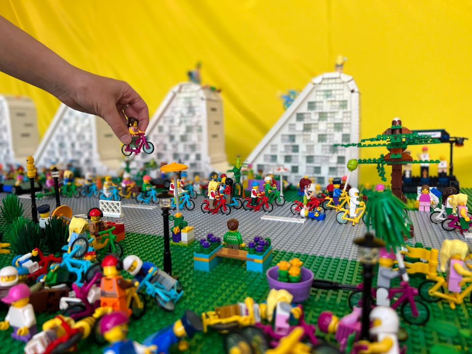 Modsætte sig Fremtrædende Demonstrere LEGOLAND® besøger Storebæltsbroen og Vejle i weekenden med et 28 meter  langt cykelfelt bygget i LEGO® klodser | LEGOLAND Billund