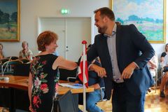 Der blev udvekslet albuehilsner i stedet for håndtryk af hensyn til coronarisikoen.