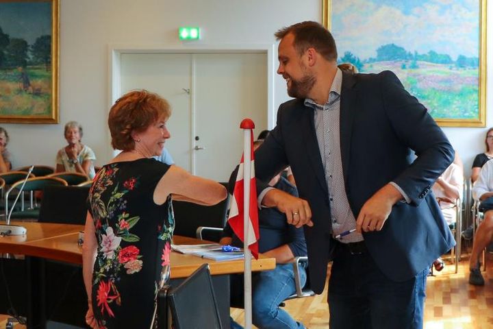 Der blev udvekslet albuehilsner i stedet for håndtryk af hensyn til coronarisikoen.