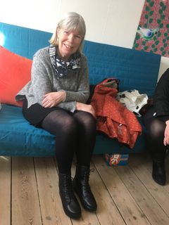 Anne Arrent med de sko, som gav hende livskvaliteten tilbage. (Foto: PR)