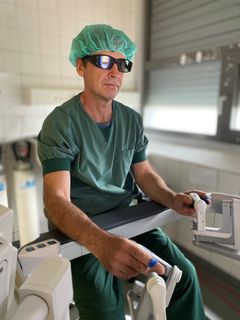 overlæge og kirurg Vladimir Karas afprøver den nye operationsrobot