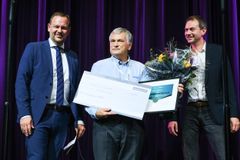 Anders Dyrelund (i midten) modtog Fjernvarmeprisen 2022. Foto: Jesper Voldgaard