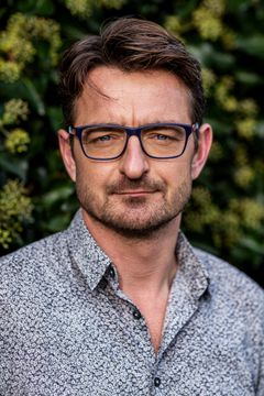 "Branden er først slukket, når vi stopper den destruktive fødekæde som er hovedårsagen til rydningen af regnskovene", siger Esben Sloth, kampagnechef i World Animal Protection DK.