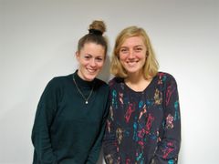 Pernille Weber Graversen (til venstre) og Eline Dein (til højre) skriver deres afsluttende eksamensopgave på socialrådgiveruddannelsen om, hvordan virksomheden 3R Kontor arbejder med at få socialt udsatte i arbejde. Foto: PR.