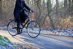 Både cyklens dæk og bremser er særligt udsatte om vinteren. Derfor råder Biltemas cykelekspert til, at man giver begge dele et grundigt tjek. Foto: PR