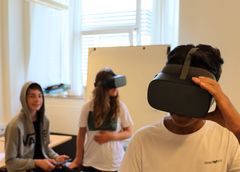 Elever på Grønnemose Skole i Gladsaxe udvikler en interaktiv VR-film, der både indeholder og bearbejder mobbesituationer.