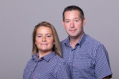 Købmandsægteparret Christine og Mik Skov Petersen er klar til at byde kunderne velkomne i den nye REMA 1000 i Middelfart.