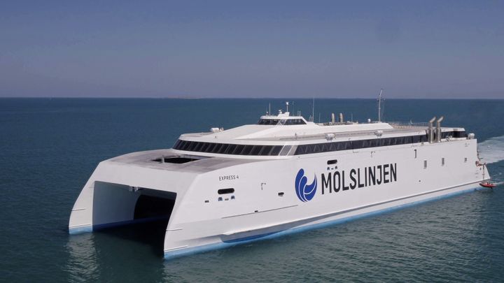 20.000 kilometer venter Express 4 inden den og besætningen kan lægge til i den nye hjemhavn hos Molslinjen i Aarhus.