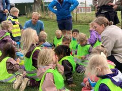 Børnene fra børnehaven Eventyrhaven hjalp med at undersøge biodiversiteten i dag ved Provstegaarden.