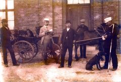 Den aalborgensiske landinspektør Messerschmidt med målebogen i hånden og omgivet af sine betroede medarbejdere stiller i 1896 an til et sjældent fotografi. Fotografiet er det tidligste i LE34’s arkiv. Foto: PR.