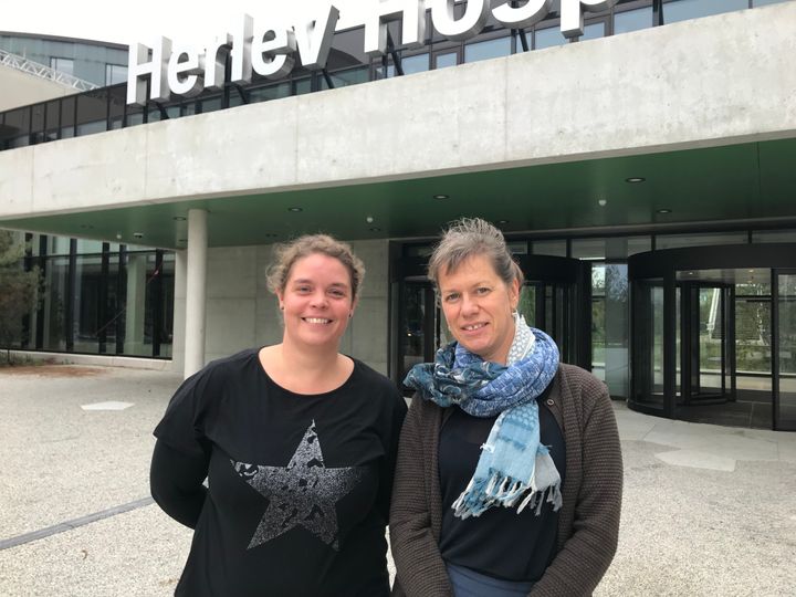 Projektlederne Katrine Lyders Johansen og Birgitte Calmar sidder side om side på samme kontor på Herlev Hospital. Sammen er de med til at skabe bæredygtige løsninger i samarbejdet mellem hospital og kommuner. De sidder som repræsentant for henholdsvis Region Hovedstaden og de ni kommuner i hospitalets optageområde.