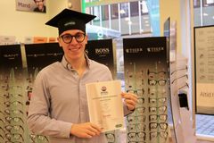 Martin Dollerup scorede et 12-tal til eksamen som Optical Dispenser og et drømmejob i London samme dag. Den 1. februar flytter han fra Viborg til London for at begynde i sit nye job i en af verdens største optikerbutikker.