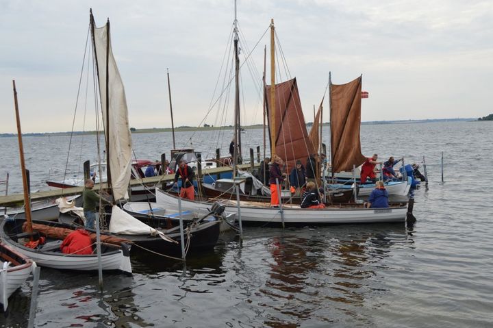 Efter et par års corona-pause kan de mange smukke træbåde, som hører hjemme i Roskilde fjord og Isefjorden, nu atter samles til det traditionsrige, årlige træf. Foto: Lauget omkring Arne og Jørgen-jollen
