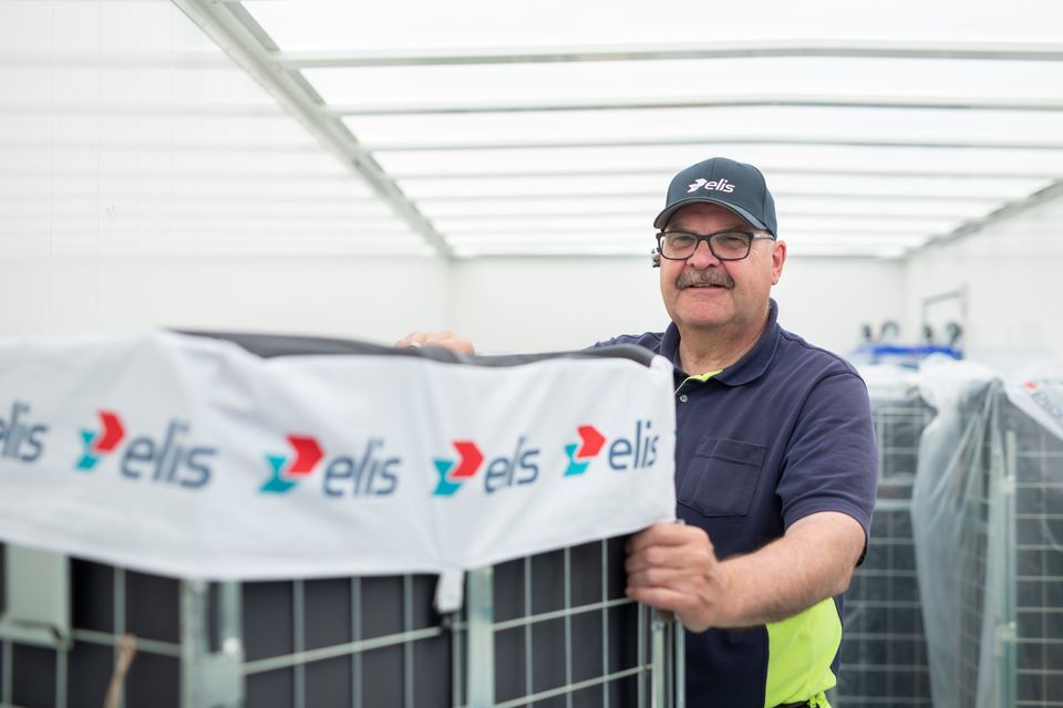 Mandlig chauffør med bure, Elis