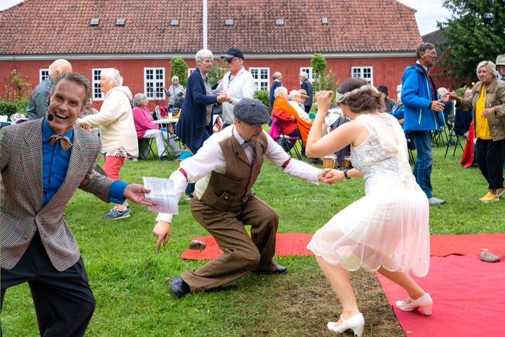 Tag en rejse tilbage i tiden til 1940'erne. Billedet er fra sidste års sensommerfest på Færgegården. Foto: Daniel Tarkan Nacak Rasmussen (redigeret)