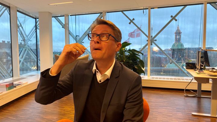 DI’s kommunikationsdirektør Morten Høyer viser, hvor let det er at tage en selvtest, og nu vil DI gøre det gratis for alle at selvteste. Foto: DI