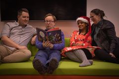 Drillenissen er med, når vi inviterer til julehygge på biblioteket