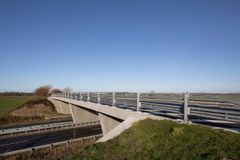Broen på sydmotorvejen ved Lundegårdsvej på Lolland, to andre broer og laboratoriet på DTU, der alle indgår i Grøn Beton II-projektet, er nomineret til Bæredygtig Beton Prisen, der uddeles af Dansk Beton. Foto: Torben Eskerod