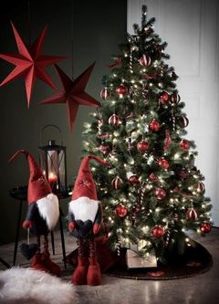 Holder du af den klassiske julepynt med nissemænd og røde julekugler på grantræet, er kollektionen ”Julen som i gamle dage” det rigtige valg for dig. Foto: PR.