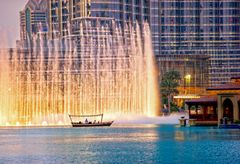 Fontænerne i søen ved The Dubai Mall og Burj Khalifa