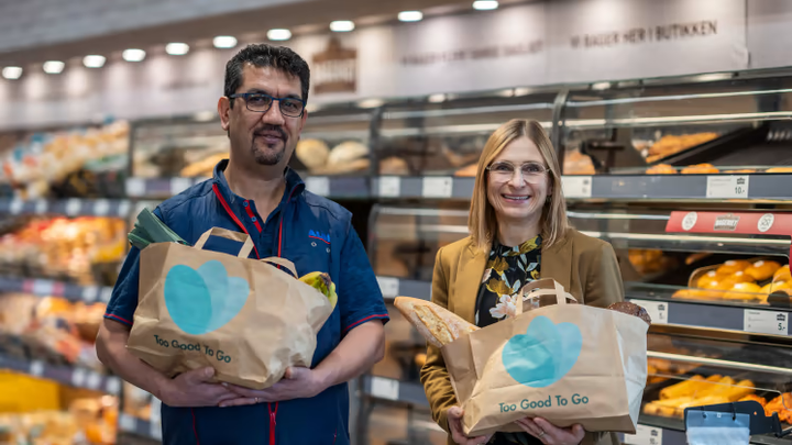 PRESSEFOTO: Butikschef i ALDI Brøndbyøster, Nabiullah Mir Nabilog og CSR-chef i ALDI, Katrine Milman med Too Good To Go-lykkeposer.