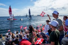 Det danske ROCKWOOL SailGP hold med skipper Nicolai Sehested og USAs SailGP Team med skipper Jimmy Spithill passerer mållinjen på anden dag af ROCKWOOL Denmark Sail Grand Prix Copenhagen. 20. august 2022. 