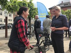 Kampagnen blev lanceret fredag den 20. maj i Vejle, hvor transportminister Trine Bramsen stod klar til at fintune vejlensernes cykler sammen med lokale cykelsmede. Foto: Vejdirektoratet.