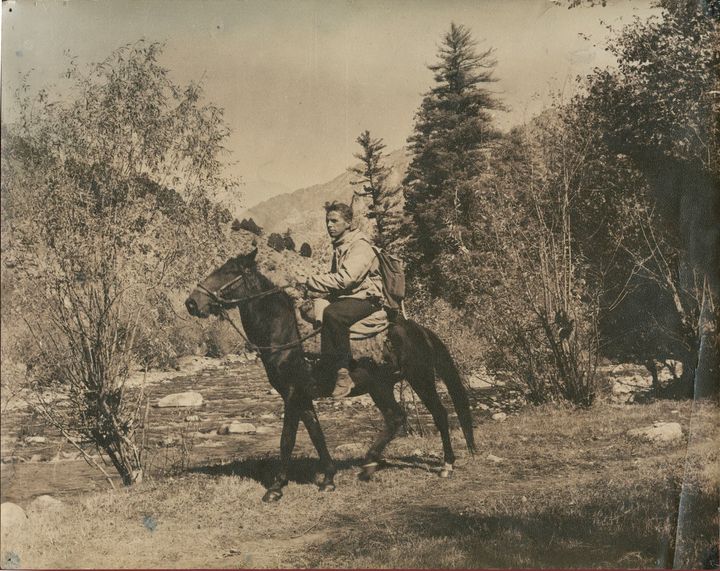 Lennart Edelberg til hest i Nuristan i efteråret 1953. Foto: Peter Rasmussen, Moesgaard Museum 