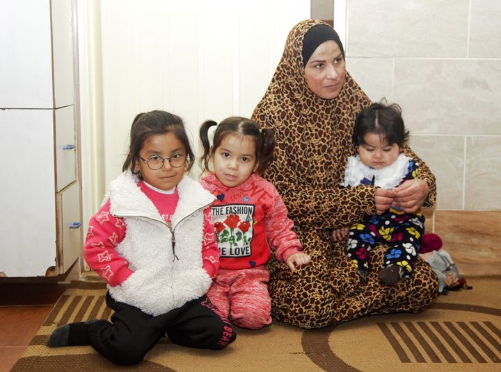 Suhair og hendes familie er flygtet til Bourj Al Barajneh-lejren i Libanon. Hun flygtede fra kamphandlingerne i Aleppo for over seks år siden og klarer sig bl.a. med mad fra Mission Øst. Foto: Mission Øst