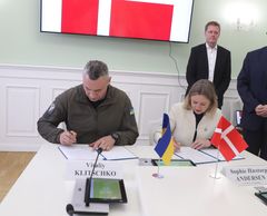 Kyivs borgmester Vitaliy Klitschko og Københavns overborgmester Sophie Hæstorp Andersen underskriver aftalen. Bagerst står beskæftigelses- og integrationsborgmester Jens-Kristian Lütken.