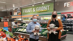 FOTO: Butikschef Allan Sonne og Maria Christiansen fra Løkkehus Børnehjem i Aldi på Hjallesevej i Odense