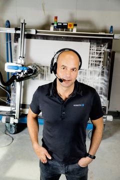 CEO Peter Hartvigsen foran den stemmestyrede skærerobot Amigo fra Kobots - Voice Responsive Robotics.