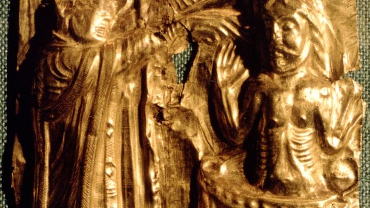 Harald, som her ses blive døbt, hævder på den ene Jellingsten, at han kristnede danerne. Men der er stærk tvivl om hans eget forhold til kristendommen. Kredit Sven Rosborn_Wiki Commons_attribution_share Alike 3_0