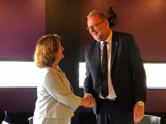 Energi-, forsynings- og klimaminister Lars Chr. Lilleholt og Frankrigs europaminister Nathalie Loiseau underskriver aftale om klima og energi.