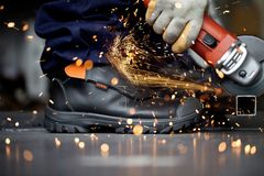 Vedhæftede billeder må frit benyttes ved omtale af Carl Ras.  EMMA er navnet på de nye cirkulære sikkerhedssko fra den hollandske virksomhed EMMA Safety Footwear, som Carl Ras har fået leveret af Hultafors Group. Fotokreditering: EMMA Safety Footwear.